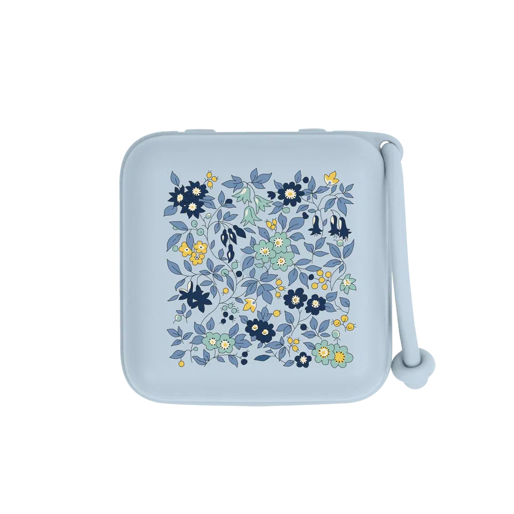 Bibs Boite à sucettes – Eloise Chamomile Lawn Baby Blue